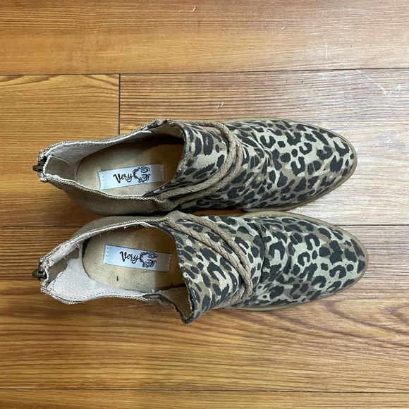 Buckle Spartan Leopard  Women’s Print  Ankle Boot Size 7 - Picture 3 of 7